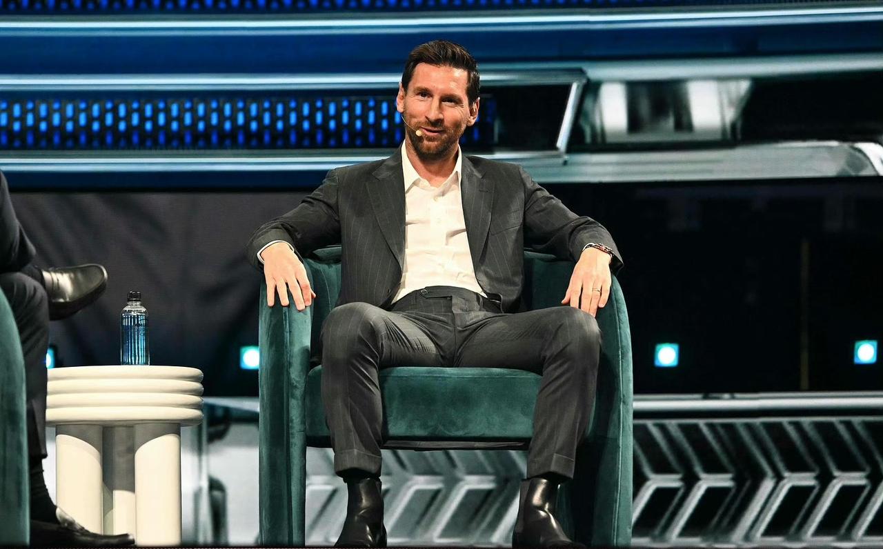 加上刚刚收购的这支西班牙第五级别球队，梅西准确来说已是4支球队的老板。
1、科內