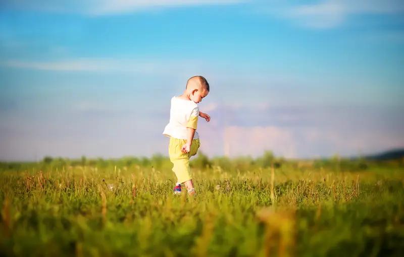 月令劫财伤官，小时候又走七杀偏印大运，月令还被日时冲了，基本小时候都不会太好。