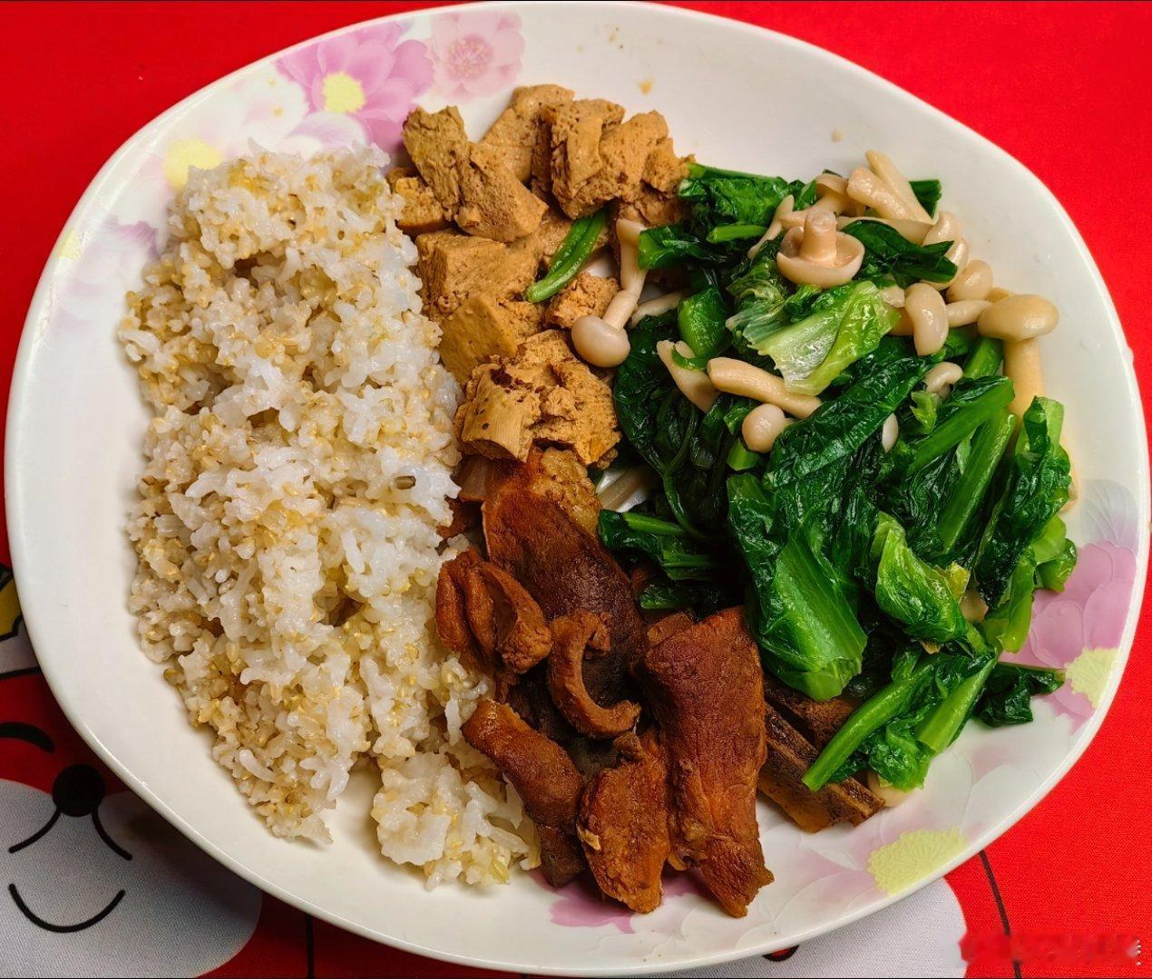 炖一次肉虽然有点麻烦，但是可以吃好几顿那就挺好了。有肉（扇子骨）有卤冻豆腐，炒一