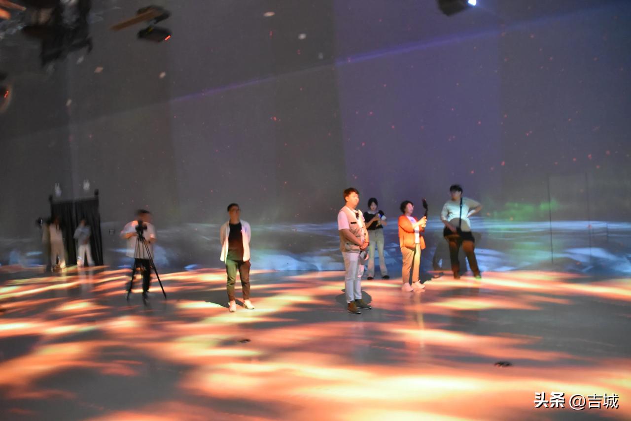 延吉民俗园光科技艺术馆：内设8个主题馆，通过科技手段呈现出花海、烟花、水母、音香