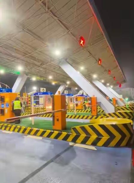 司机高速免费最后1秒上演“压哨绝杀”，这场景太刺激了！就像G6京藏高速北京段，一