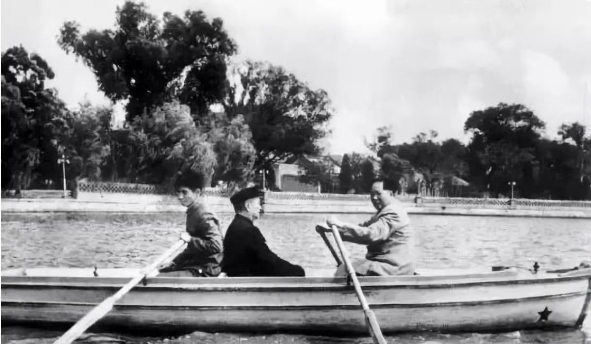 1952年，毛主席亲手划桨泛舟中南海，款待程潜 