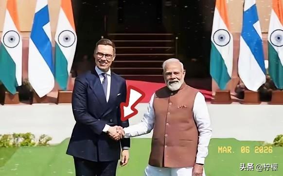 沉默一天后，莫迪扛不住了：就美国击沉伊朗军舰发声。

莫迪为啥扛不住了？因为印度