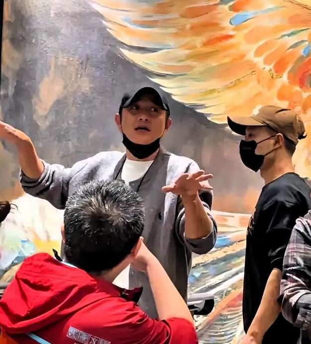 文章穿着工装端茶倒水那天，胸口印着“八号院儿”。十年前他演《奋斗》向南，意气风发