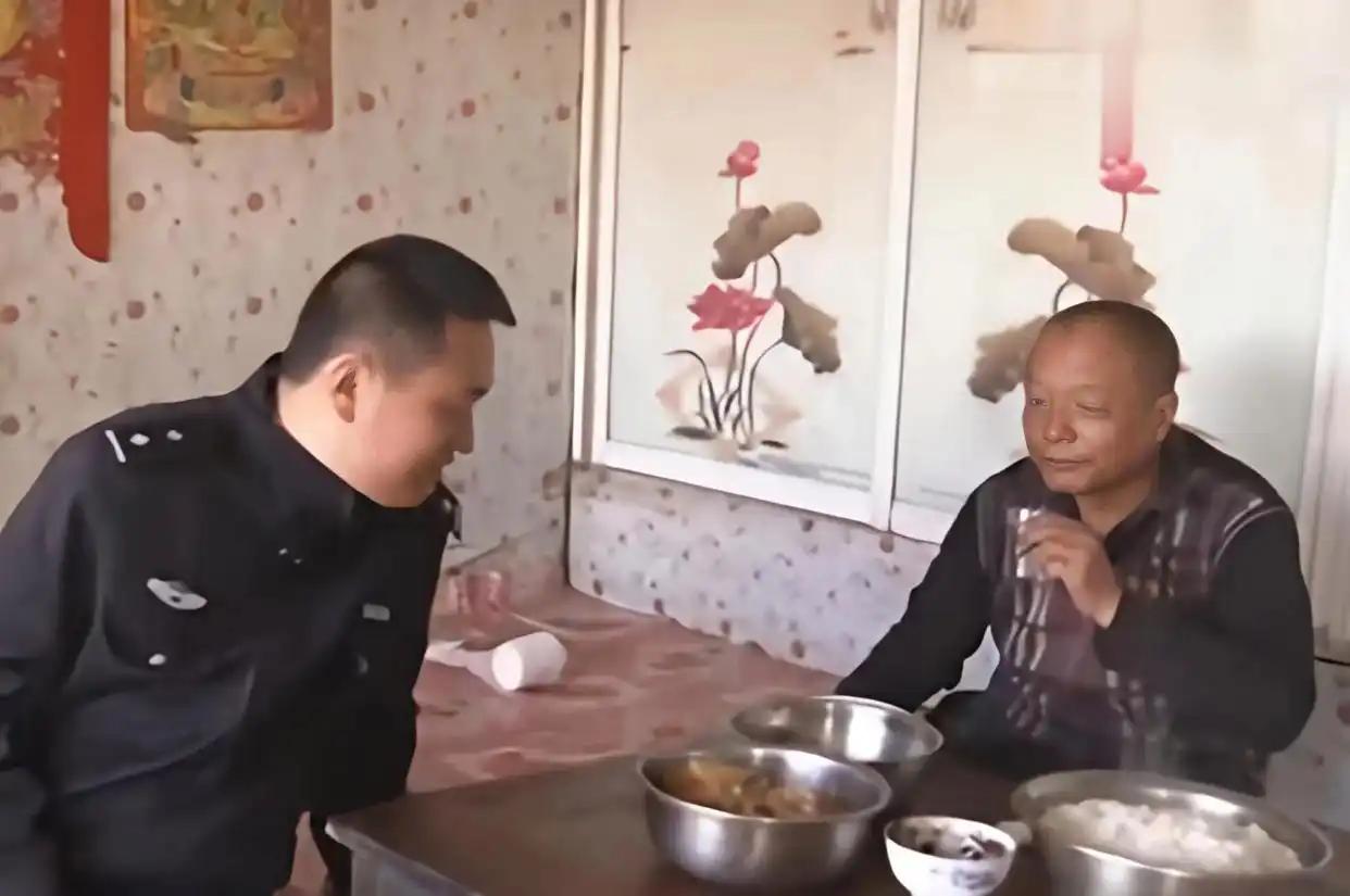 这个男人堪称命最硬的武大郎，蛇蝎妻子三杀亲夫，毒药、勒脖全失灵，民警审讯到一半被