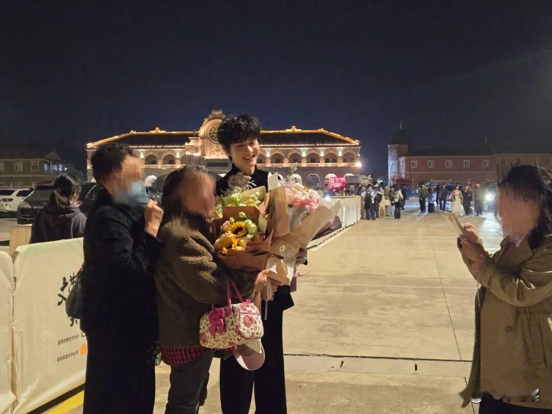 （四）超级明星的诞生
在弗洛伦斯·劳伦斯的故事里，粉丝的喜爱是巨星诞生的起点，短