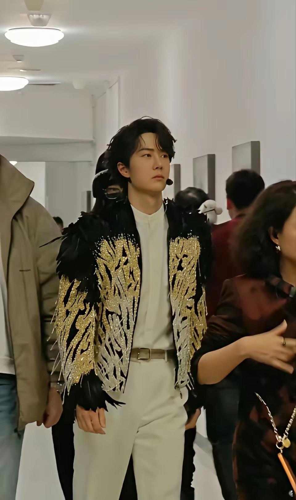 果然脸在江山在，你看看王一博，这春晚穿的那身衣服，确实很挑人，可他一上身，立马改