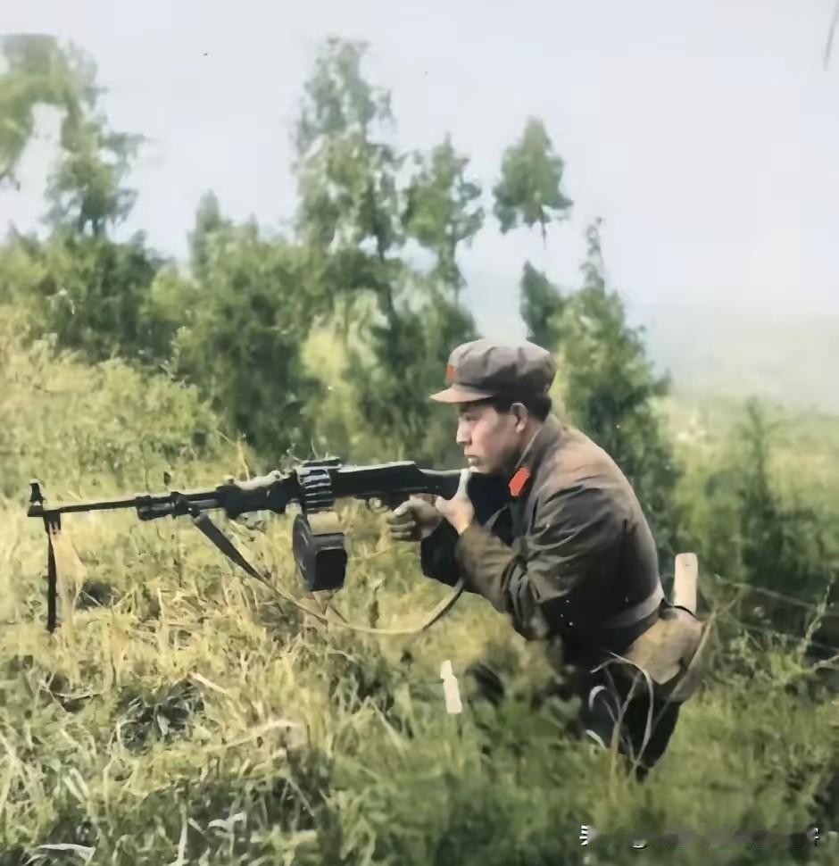 这名正在射击的战士应该是一名班长或者副班长，他手中是56式班用轻机枪，由于该枪没