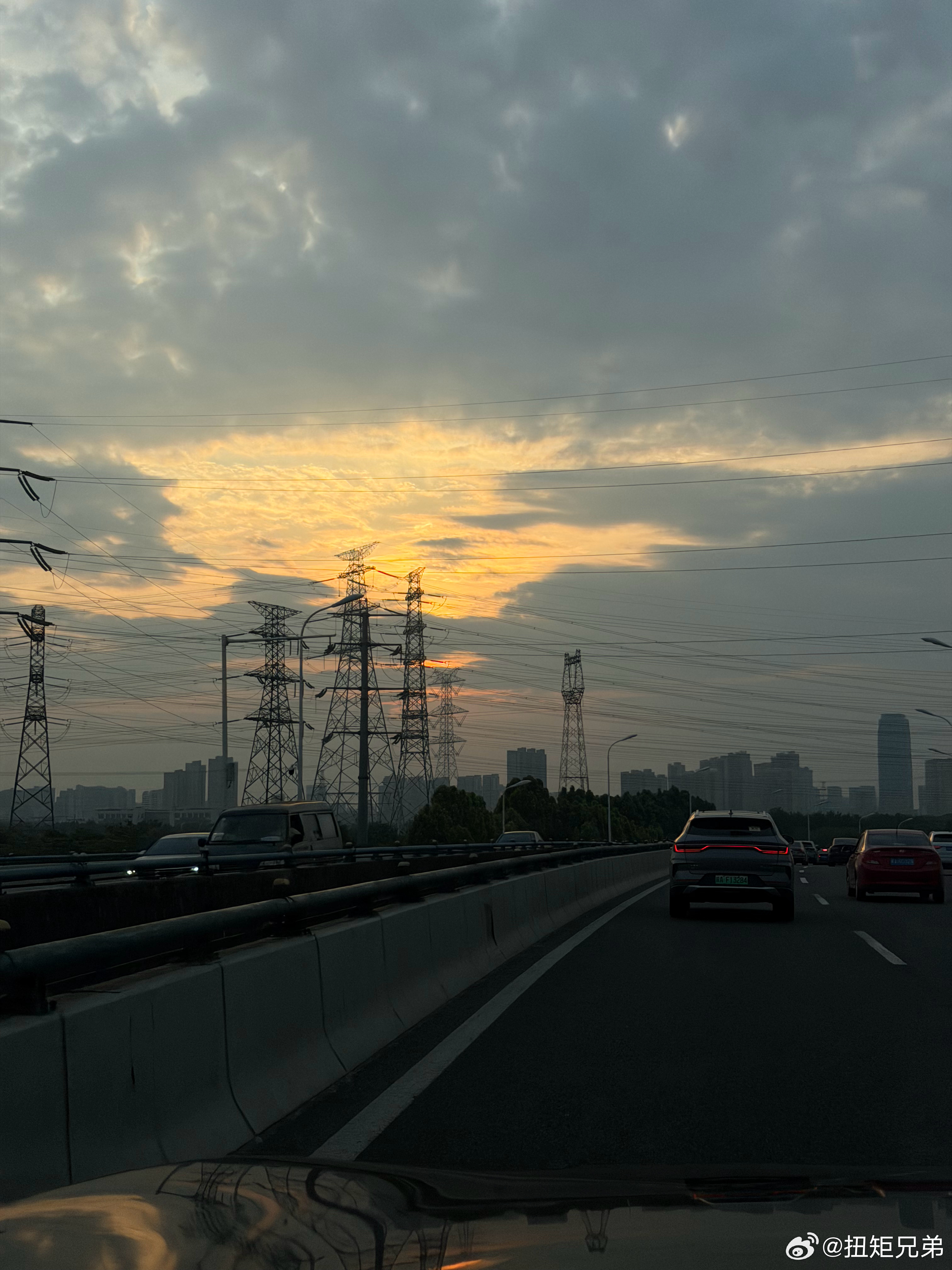 晚霞新能源汽车大v聊车