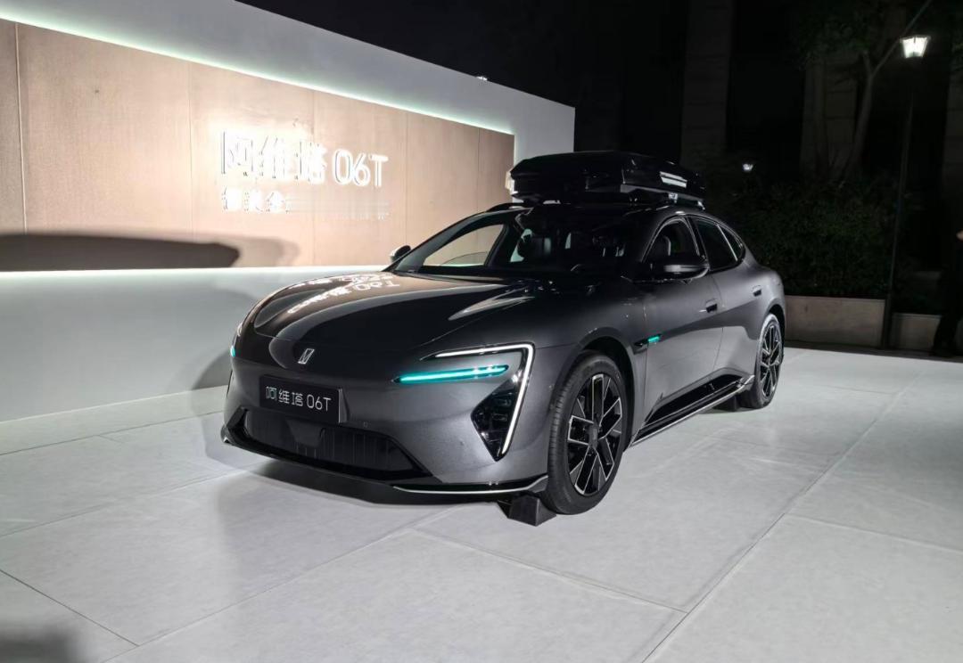 4月8日，阿维塔06T开启预售， 新车共推出4款车型，预售价区间为22.99-2