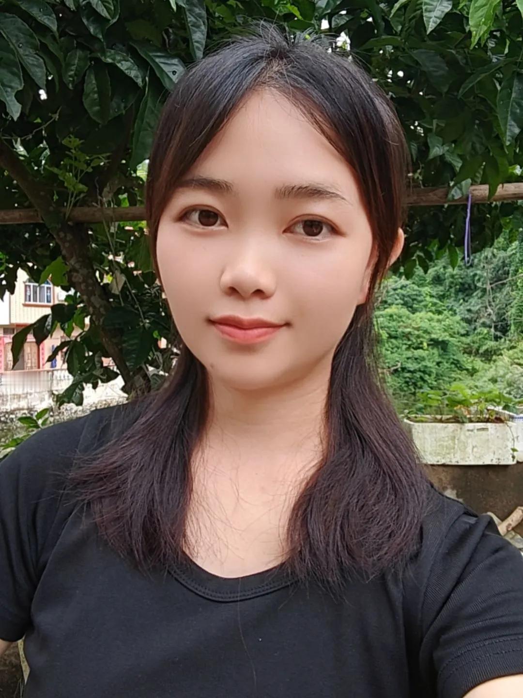 我来自广西梧州，岑溪市，出生于农村！

我们家庭不富裕，我爸兄弟多，所以我们都是