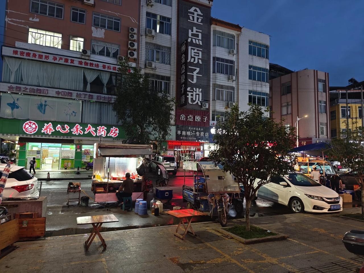 分享城市新鲜事小编家附近的路口，每天晚上都挺热闹的，很多小吃摊，不知道什么摆地摊