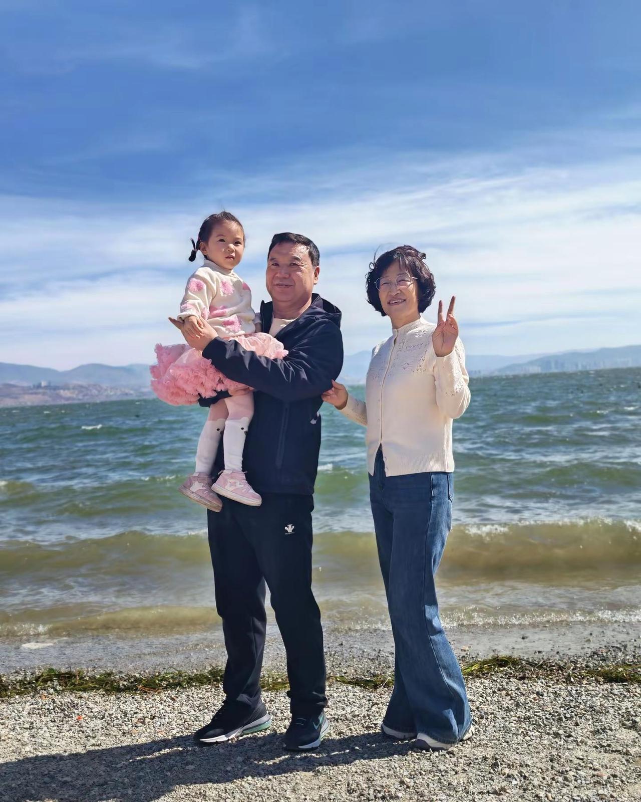 云南之旅第三站——洱海。沿着洱海西岸来到了龙龛古渡，沐浴了大理的丽日阳光，感受了
