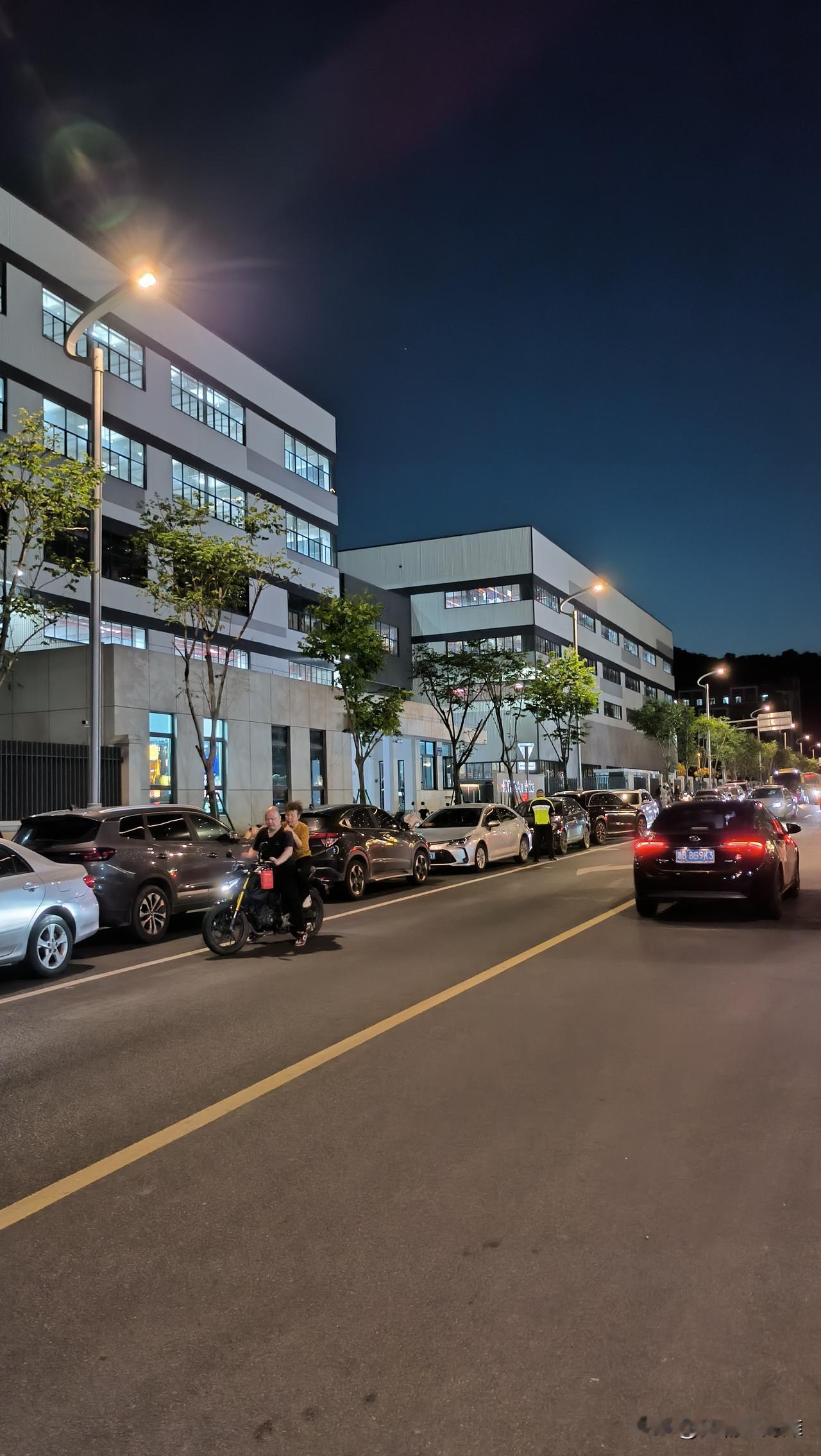 北仑小港枫林夜市，这两天打算开车去的朋友注意啦！
停车要停到对面公园里，别停在夜