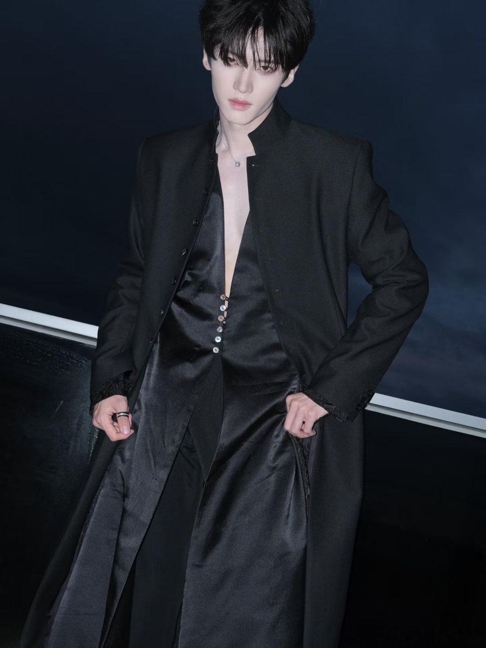 终于等到闫桉唱跳楼机谁懂啊！“跳楼机” 旋律一出来我心跳直接加速！终于等到闫桉要