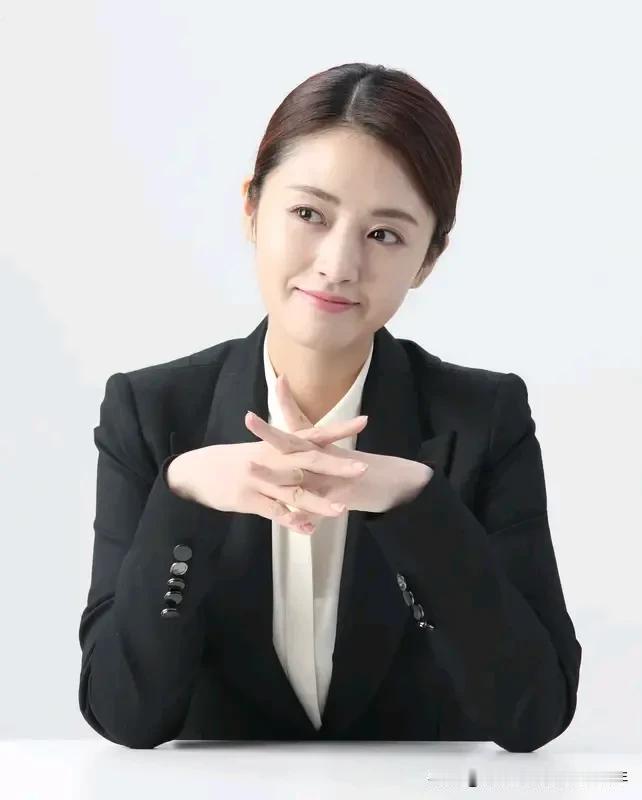 大家有没有注意到这一现象，政府办公室里的女性，无论职位高低，似乎总有一种特别的风