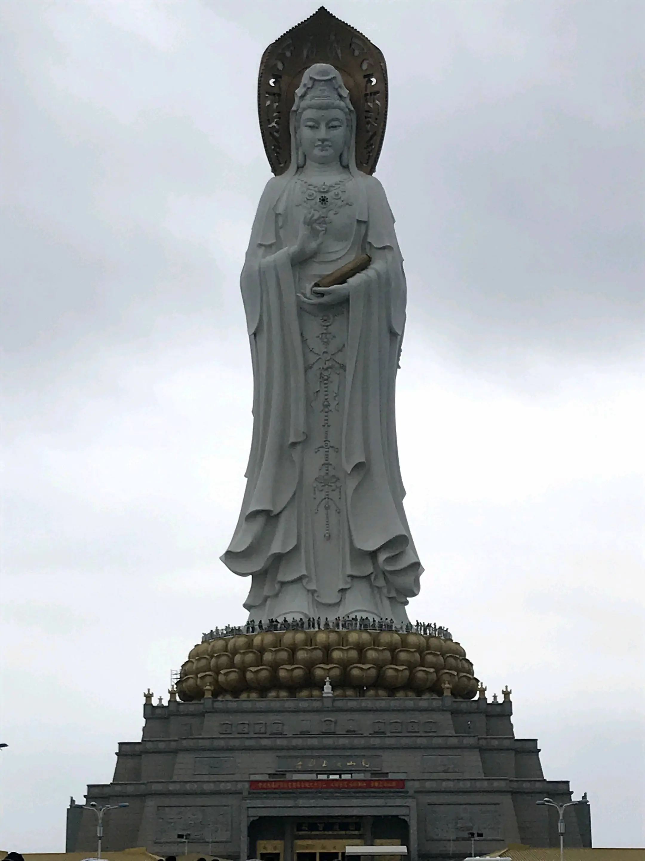 世界上最大的海上观音，108米高的镇海之宝重2600吨，钛合金打造，此...