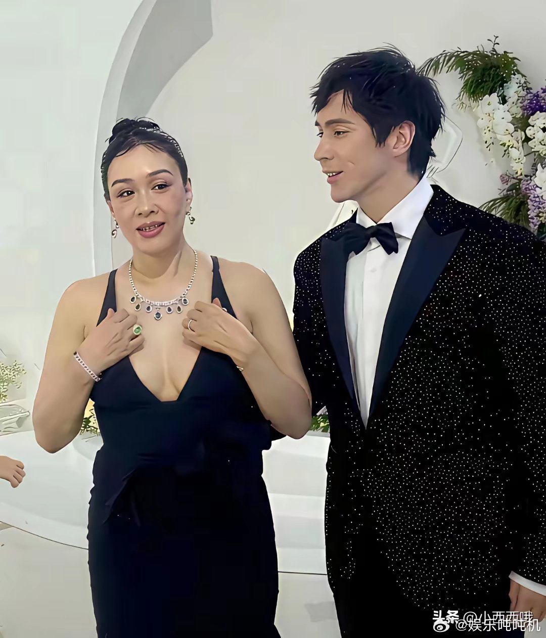 钟丽缇终究还是老了，再怎么保养也抵挡不住胶原蛋白的流逝失去，皮肤也松弛下垂了。但