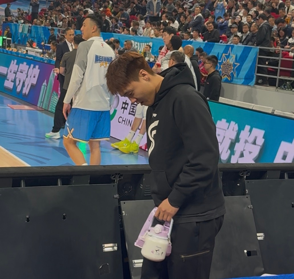 赵睿北京男篮vs青岛男篮 赵睿的小水壶真可爱啊！果然是阳光大男孩！ 北京·凯迪拉