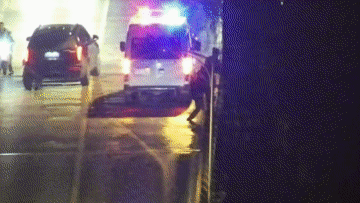 【杭州民警化身邻居大哥深夜救回轻生女子  】3月22日晚，塘栖施家湾桥上的一幕牵