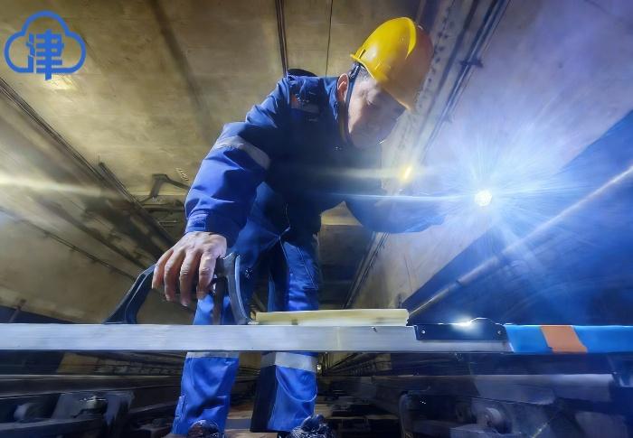 他们先替你探了一遍】张伟涛是津铁工程技术公司的一名巡道工，他和搭档刘龙奇两个人此