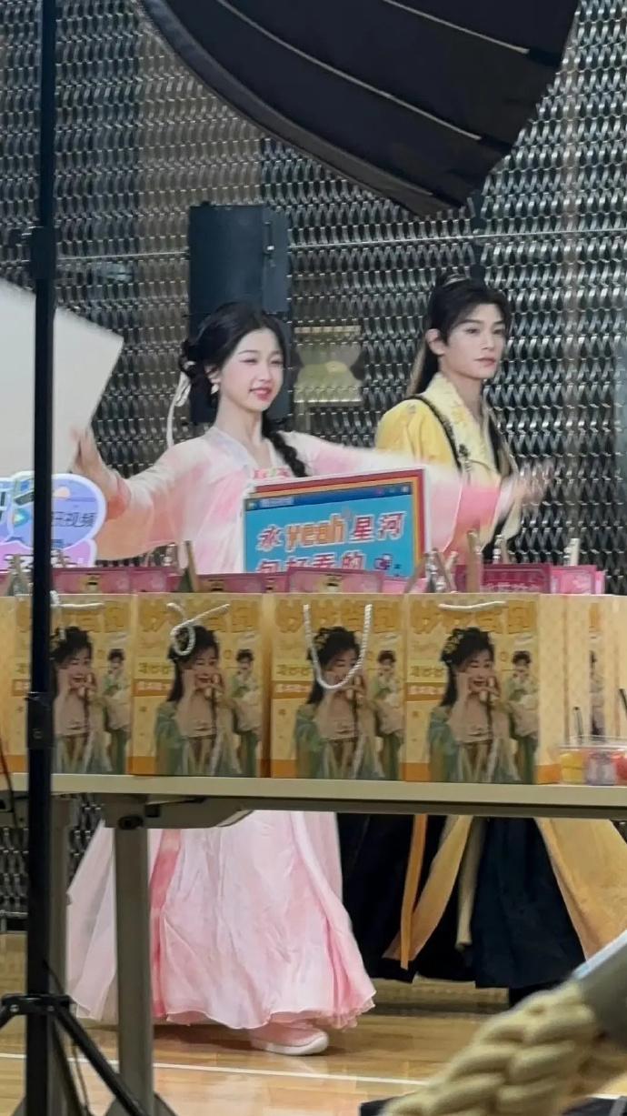 #妙妙子期从戏里走出来了##妙妙子期从剧里走出来了# ​​​虞书欣与丁禹兮携手扫