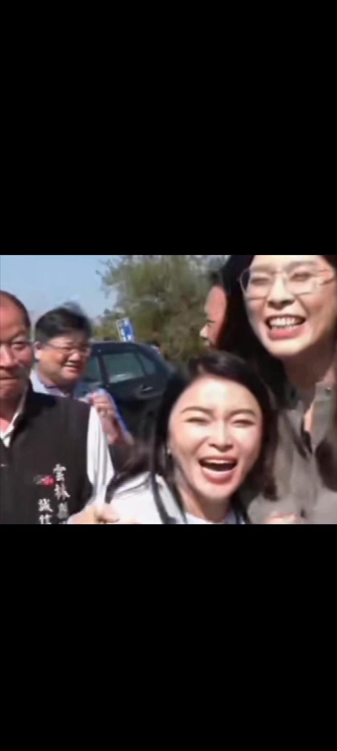 郑丽文荣归故乡

11月23号，中国国民党主席郑丽文回到故乡，受到乡党们的热烈欢