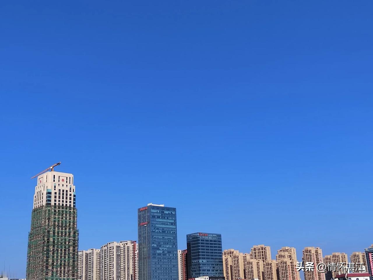 蓝蓝的天，阳光灿烂的日子。这里是湛江。希望这种天气状态继续保持，让湛江在十一假期