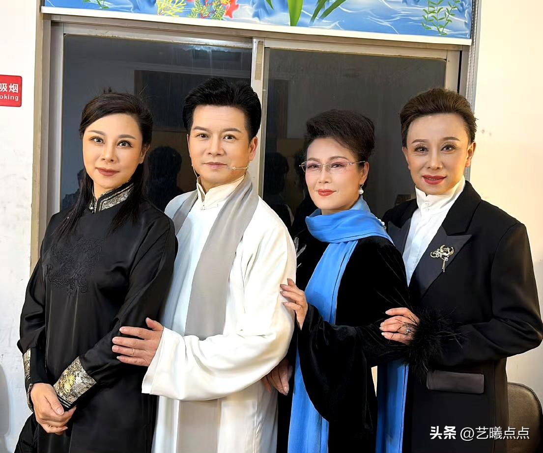 和“越剧王子”赵志刚合影的三位端庄、秀丽的女士，都是越剧名家，她们是两生一旦，有