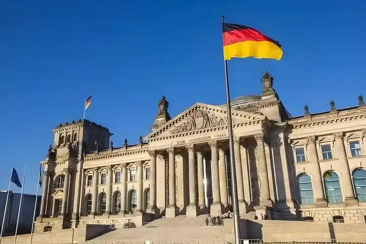 德媒同时点名批评中美两国！德媒声称，特朗普面对中国将继续退缩下去，特朗普正让中国