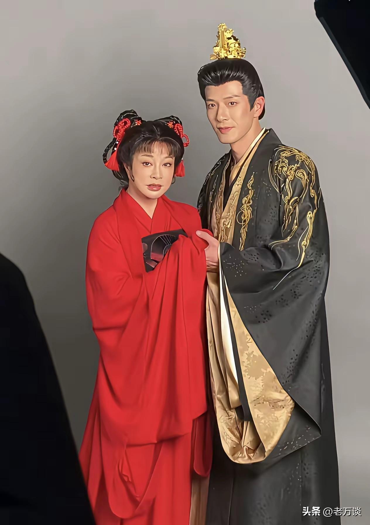 75 岁的不老松、老奶奶刘晓庆穿上大红战袍扮成娇滴滴的新娘，与年轻的小伙子扮演一