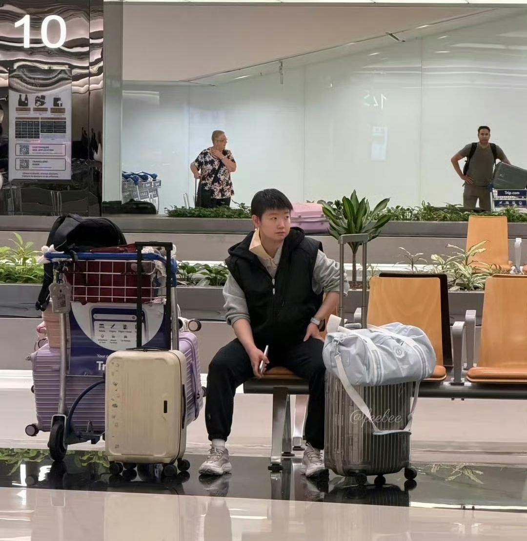 孙颖莎今日跟随国乒团队一起从北京飞往新加坡参加WTT新加坡大满贯比赛。
傍晚落地