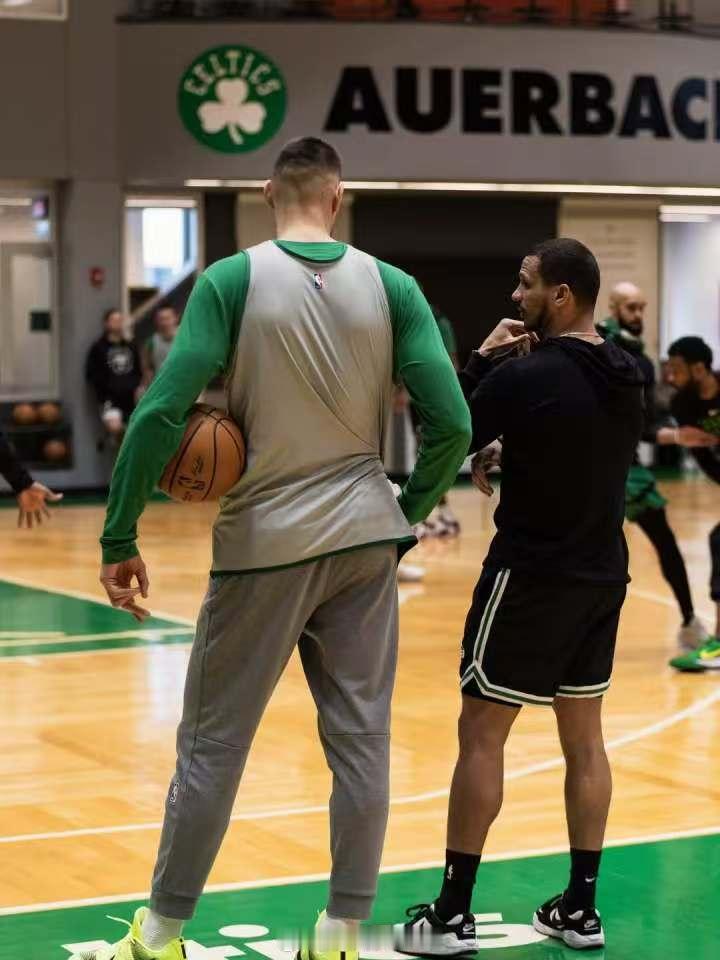 从身后这个角度看，像大一号的马祖拉🤣 