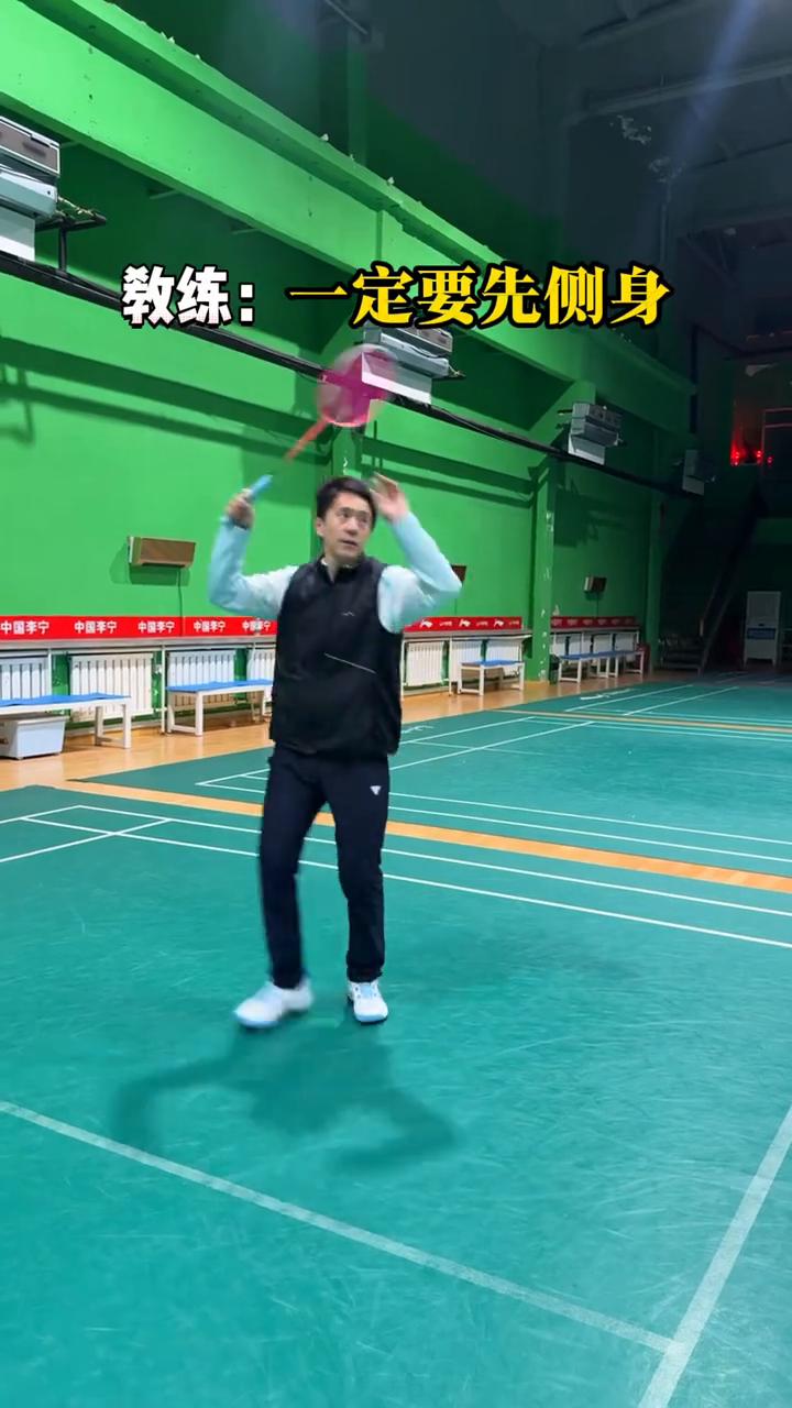 新手常见问题：头顶高球接不到。
新手打球最怕的是见头顶高球就向后退着跑，跌跌撞撞