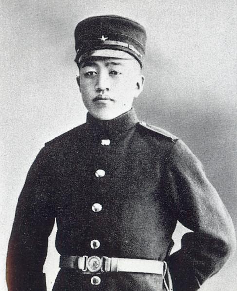 1941年，哈尔滨特务机关长土肥原贤二把女翻译宋婉清叫进办公室，门一关反锁，递给