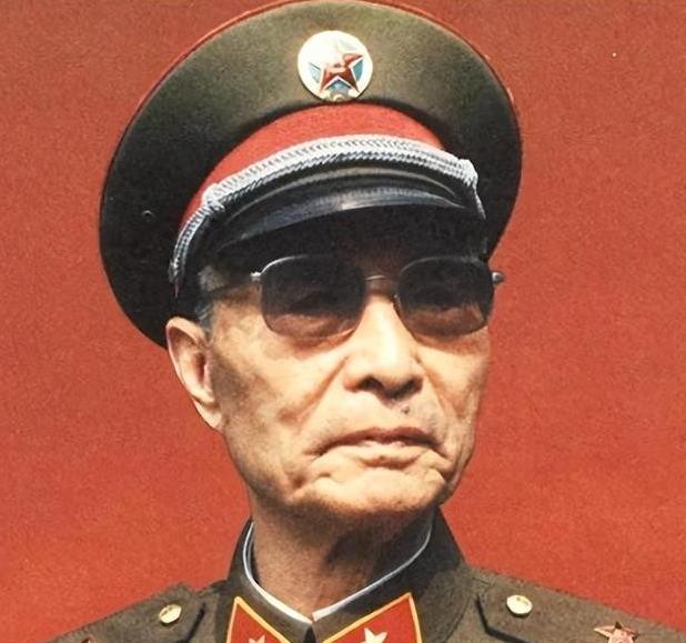 1964年，张爱萍将军到酒泉某基地视察，突然，他发现有10多名背着斜挎包的战士站