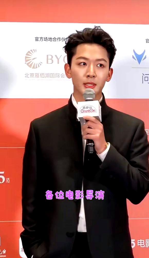 谁敢信？当红小生张晚意，竟然在北影节红毯上公开“求职”了。
 

他打着白领结亮