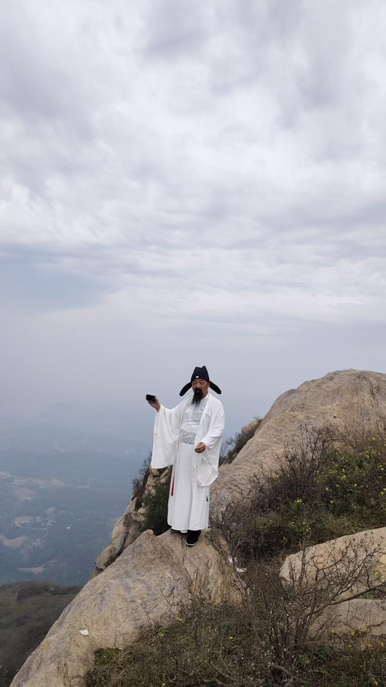 老夫刚刚过了六十年生日，突然感觉活着特没意义。
青春年少时，心中始终装着一个文学