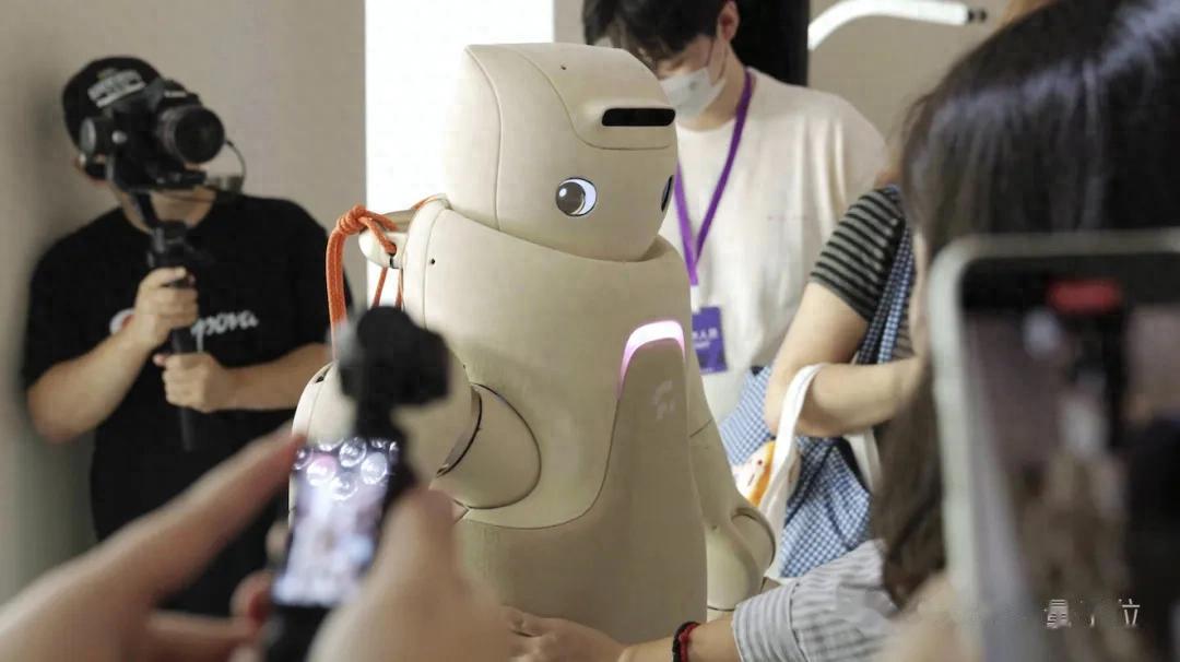 长得这么“乖”的人形机器人，第一次见