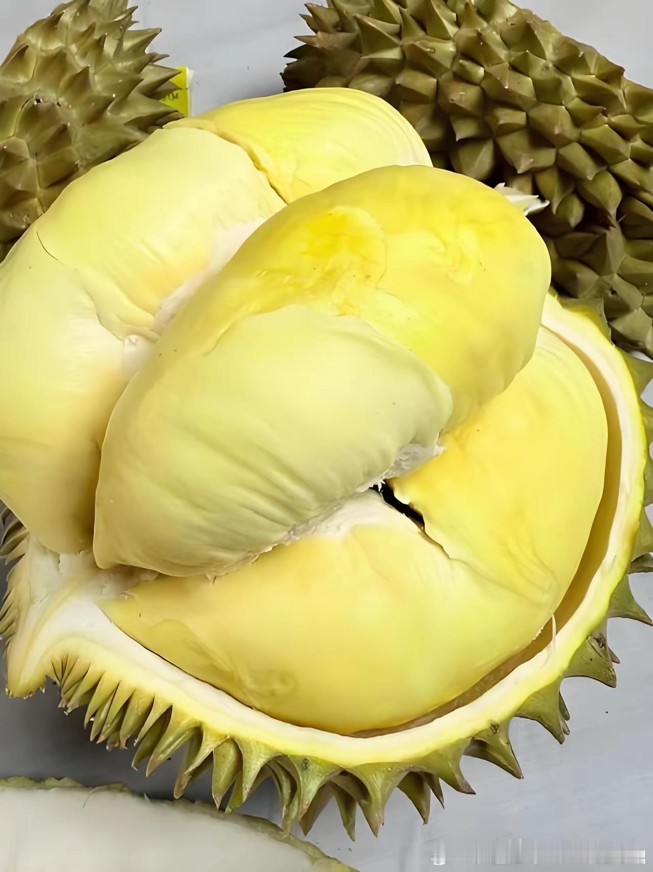 婆婆买了一个榴莲
丫头看见了直流口水
婆婆说
女孩子不要吃这些
容易发胖
转手就