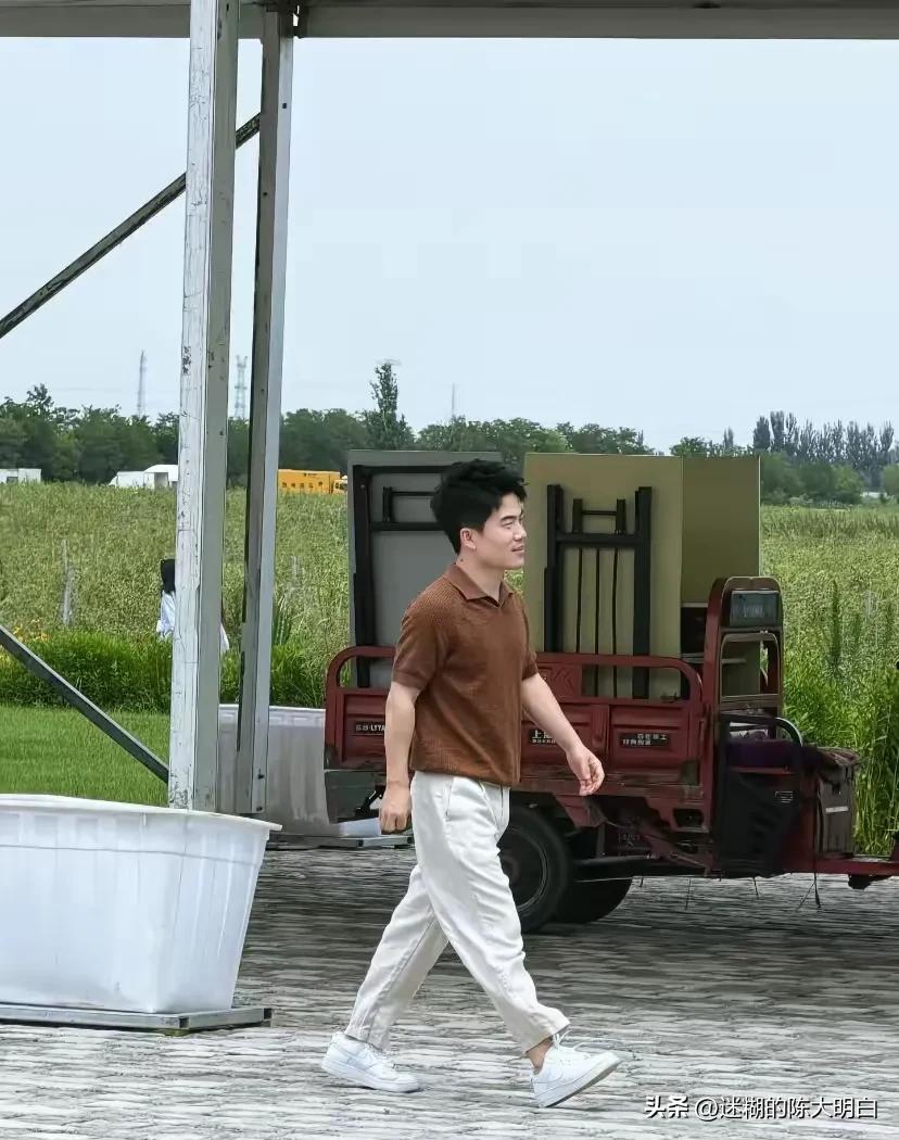 看这情形，董宇辉的身高有170厘米吗？估计有点悬吧。