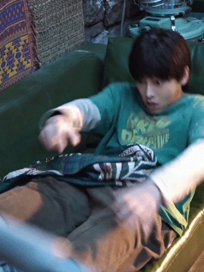 向彭昱畅借胆子显示余额不足 嘿，想找彭昱畅借胆子，没想到显示余额不足！他一本正经