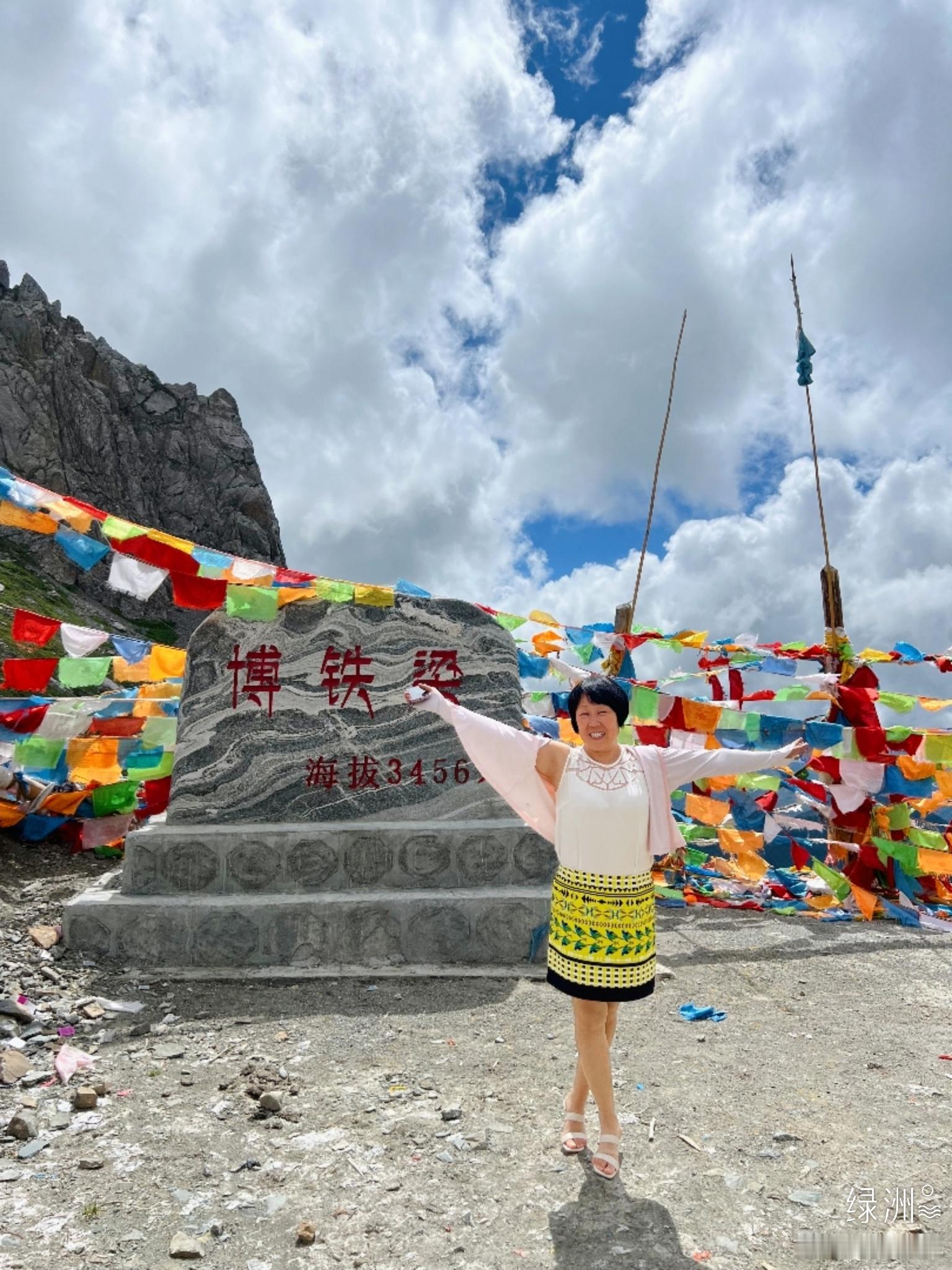 《一路簪花》唱出舟曲幸福路 年才让创作并演唱的《一路簪花》，是一首从泥土里长出来