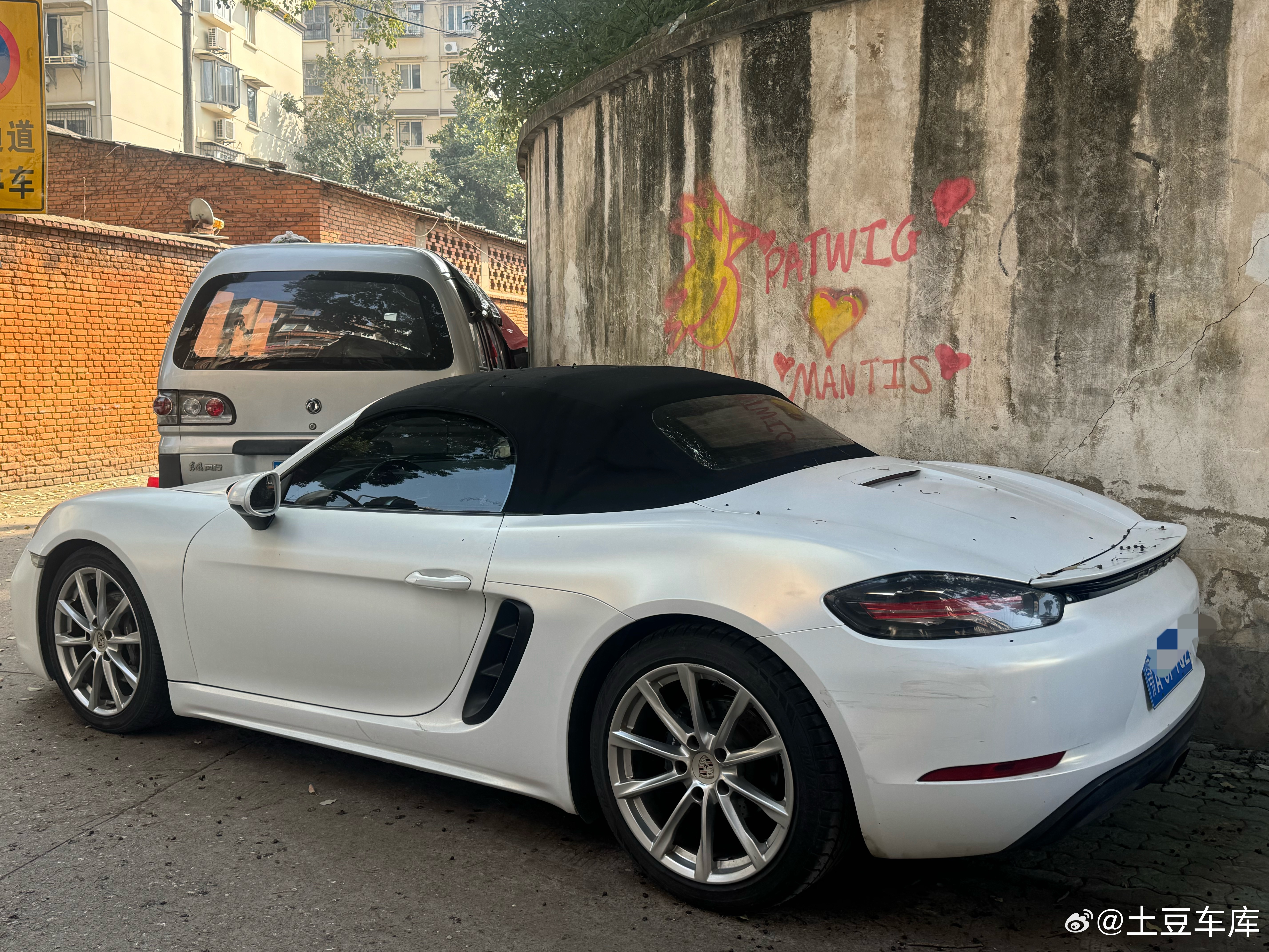 今天看的第二台2018年 718 boxster个人一手 12万公里车主当时刚提