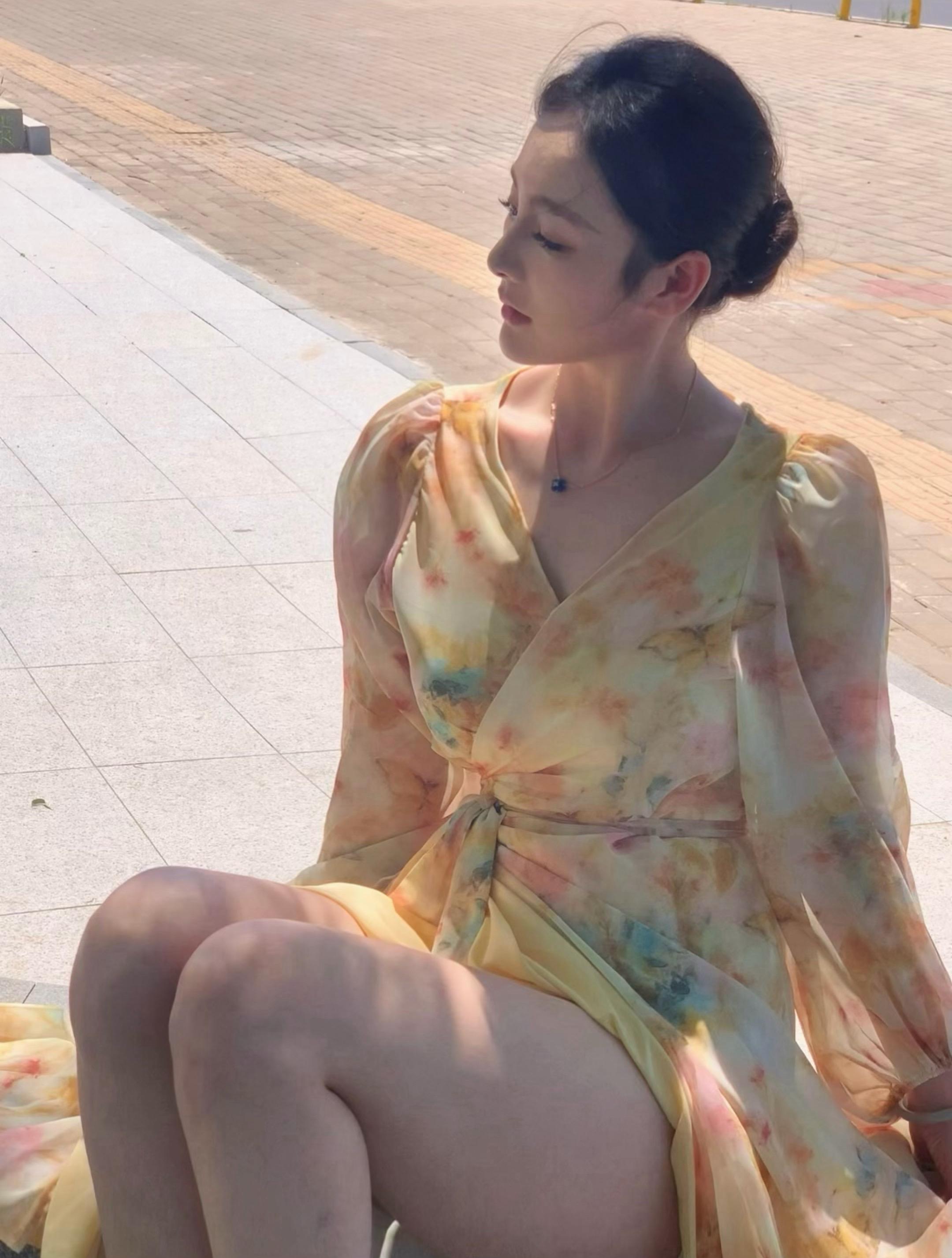 我喜欢买衣服和旅行 不怎么爱社交只喜欢呆在家里 每天喷喷香水会让我心情...