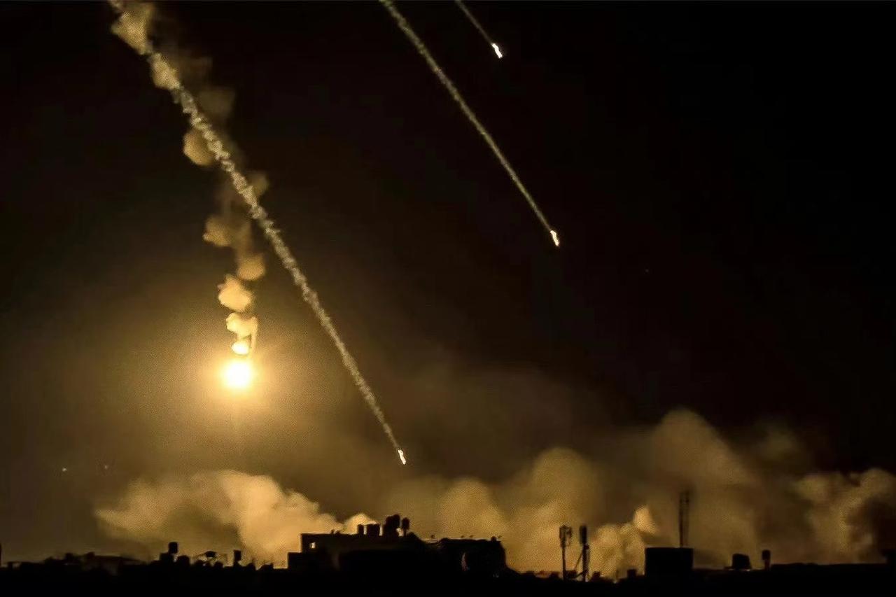 🇺🇸🇮🇱🔥🇮🇷
以色列与伊朗周一继续互射导弹，
战火未因美国总统川