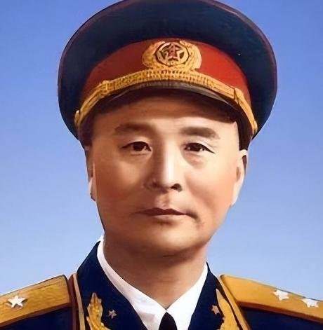 1936年，一位老大娘上山采野果。突然发现一大群苍蝇，在草丛上"嗡嗡嗡"盘旋，她