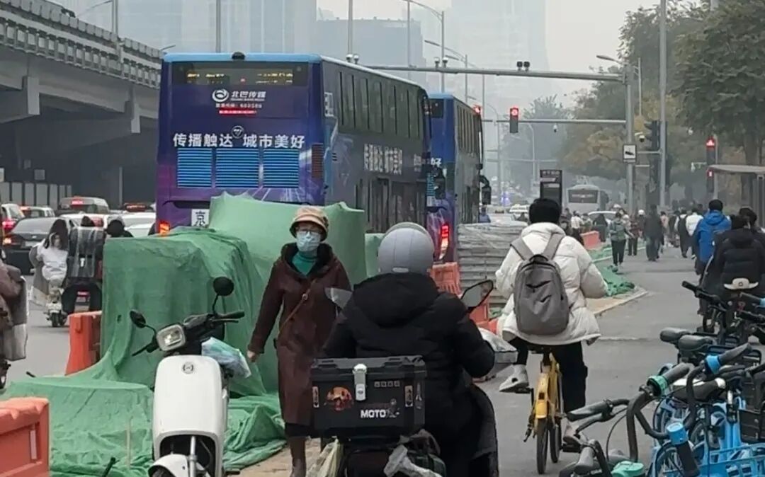 路窄不平、人车混行，国贸桥下这段路何时修好？丨有事儿@新京报
