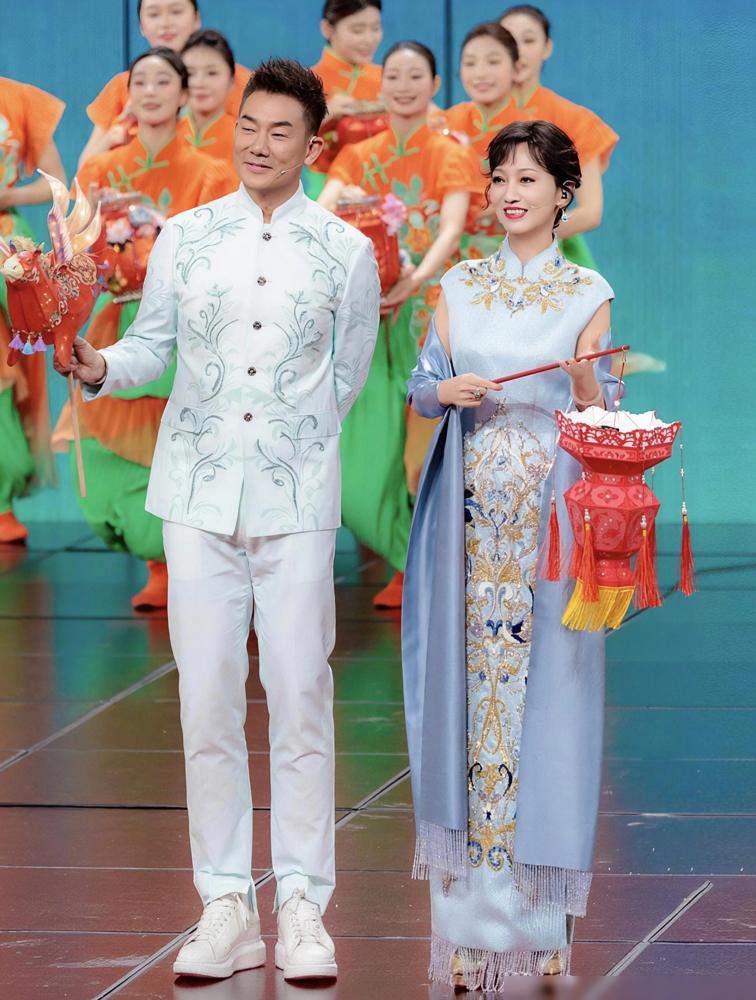 72岁老太太在央视正月十五的镜头前一站，硬是让旁边的任贤齐显得像个长辈。你敢信这