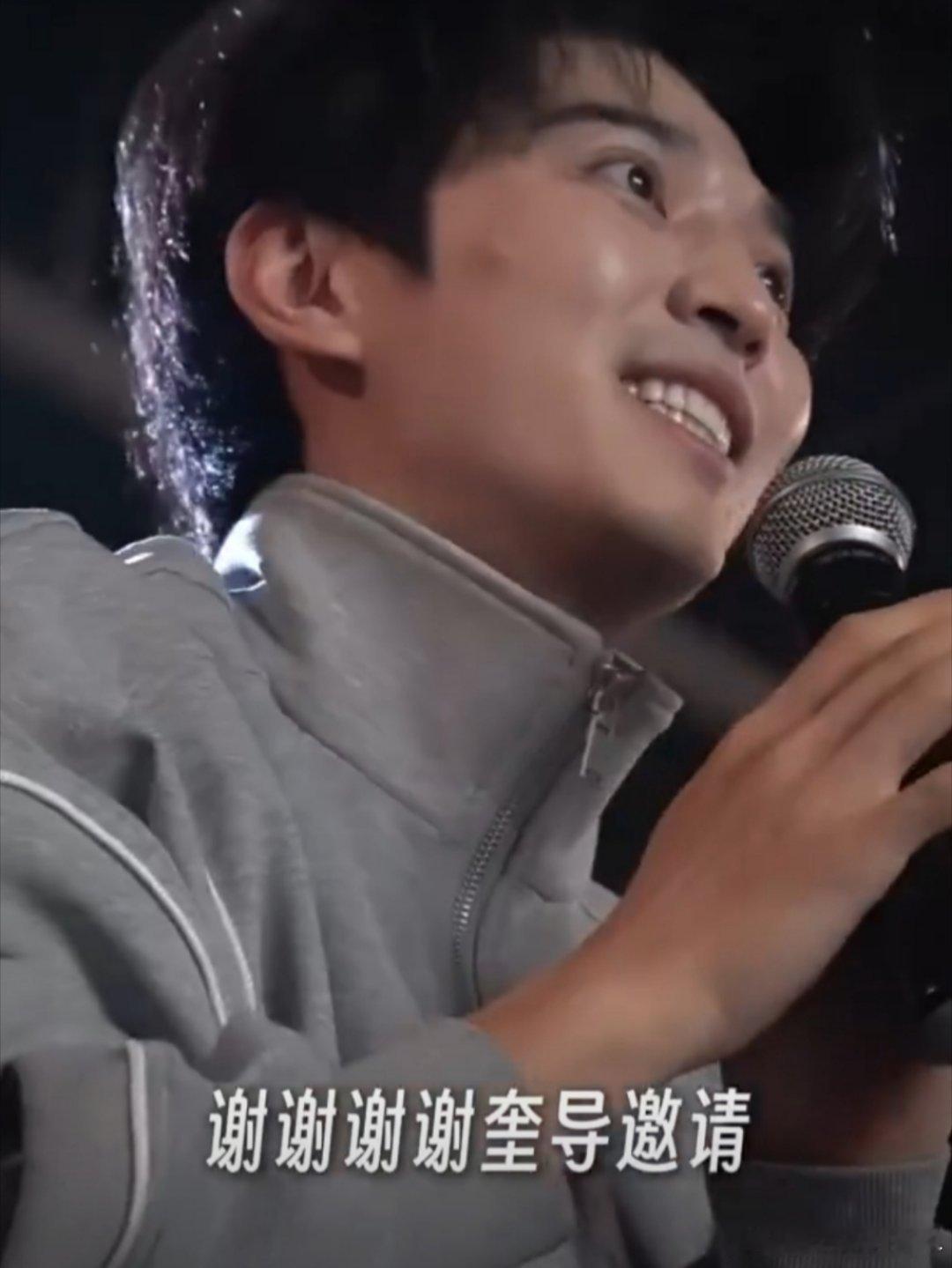 赵小童受邀去看了张一山的话剧一地鸡毛，还不忘催催加场啊，同时期待我们赵小童的话剧